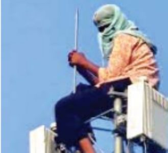 प्रेमी के शादी से इनकार करने पर माेबाइल टाॅवर पर चढ़ी युवती